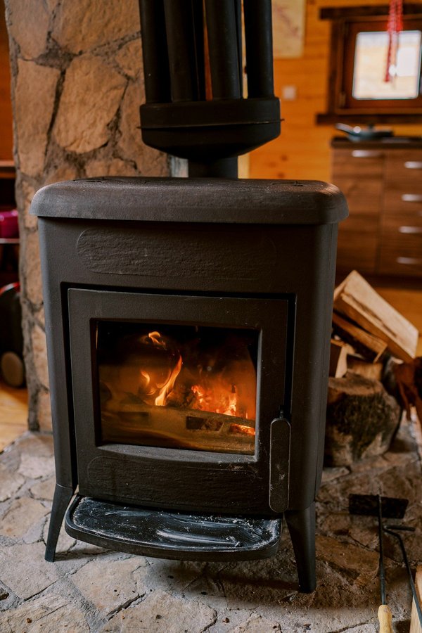 Quel parement mettre derrière poêle à bois pour un choix sûr ?